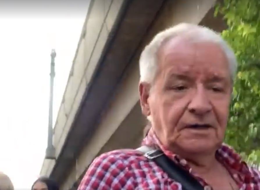 El maravilloso abuelo antiuribista que salió con sus parceros a protestar en Medellin. Video