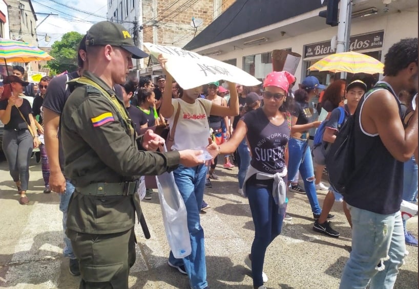 La policía y el ejército reparten agua entre los manifestantes en Apartadó