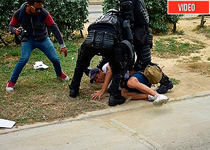 La policia tienen detenidos ilegalmente a dos periodistas del Heraldo. Video