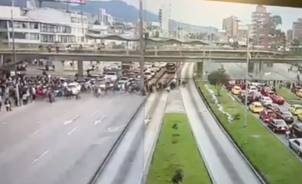 Arrancó un nuevo caos en Bogotá: bloqueada la carrera 30 y la Séptima. Video