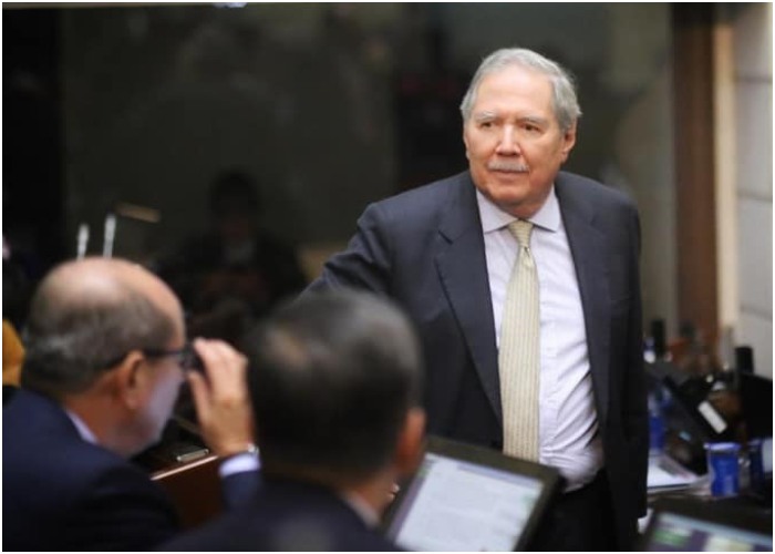 Los votos que sacarían adelante la moción de censura contra el ministro de Defensa