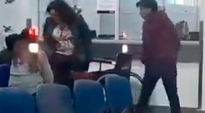  - La alcaldesa electa, de tenis y bluyín, visitó al estudiante herido por el Esmad