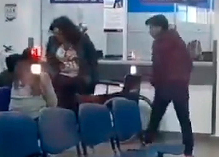 La alcaldesa electa, de tenis y bluyín, visitó al estudiante herido por el Esmad