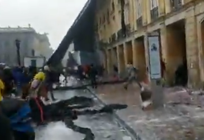 Encapuchados arremeten contra la alcaldía de Bogotá. Video