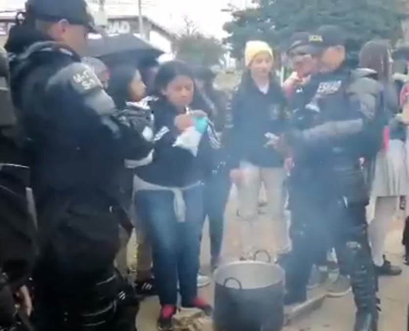 El Esmad, en su afán por que lo perdonen, toma chocolate con manifestantes en el Sur de Bogotá