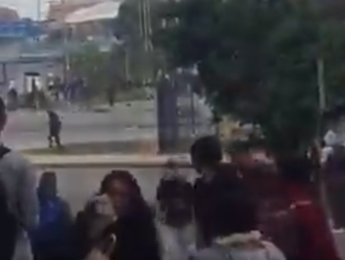 El Esmad sigue sembrando el caos, ahora se va contra la gente en el Portal de las Américas. Video