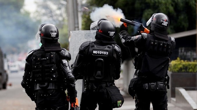 El Esmad lanza las primeras bombas en el Paro Nacional. Video