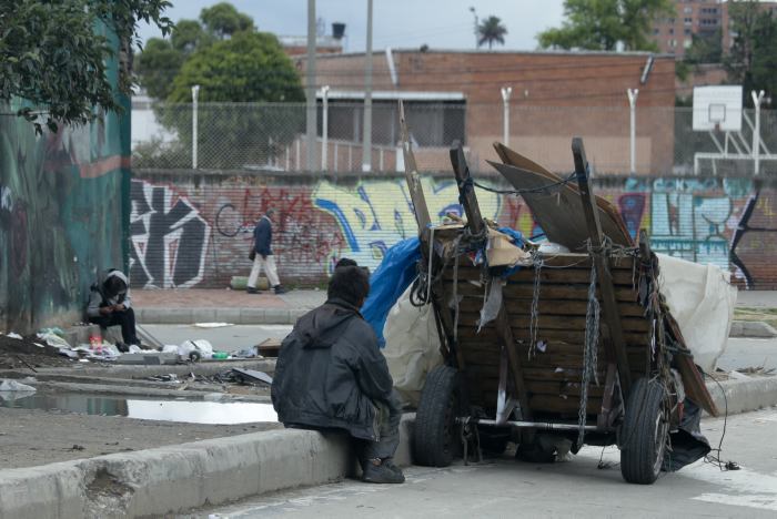 El video que comprobaría que hubo policias pagándole a indigentes para romper vidrios