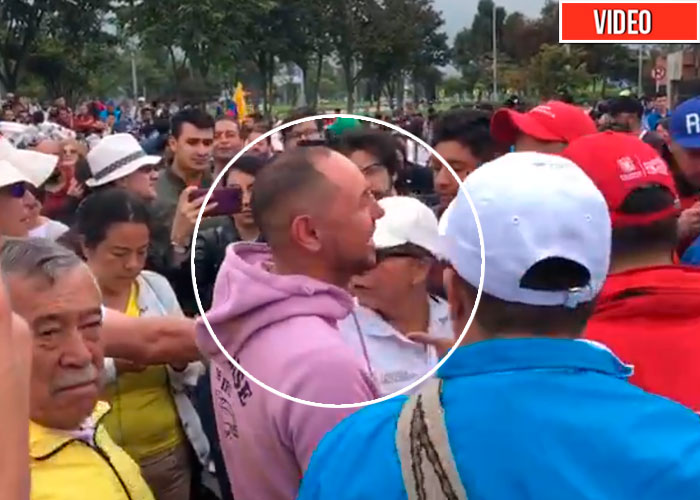El momento en el que la marcha en Bogotá descubre a dos policias infiltrados