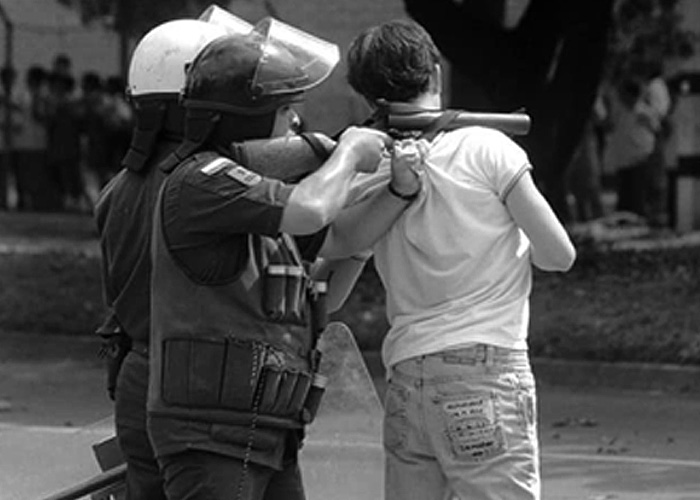 Cuando la policía colombiana usaba de escudo a los estudiantes