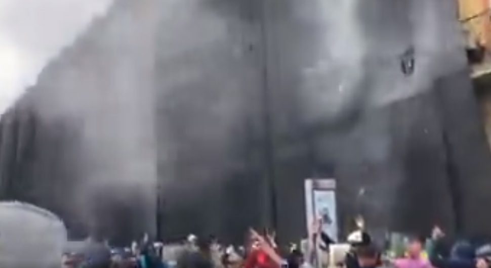 Manifestantes se enfrentan a los encapuchados que querían quemar la alcaldía de Bogotá. Video