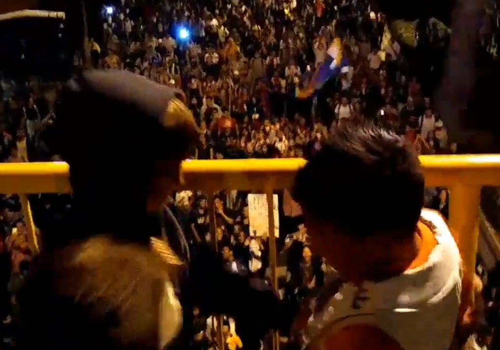 Los niños que le tiraron sus dulces a la marcha estudiantil en Medellin. Video