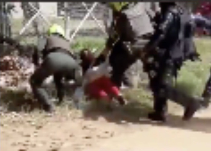 Ocho policías agarran a pata y puño a una mujer en Montería