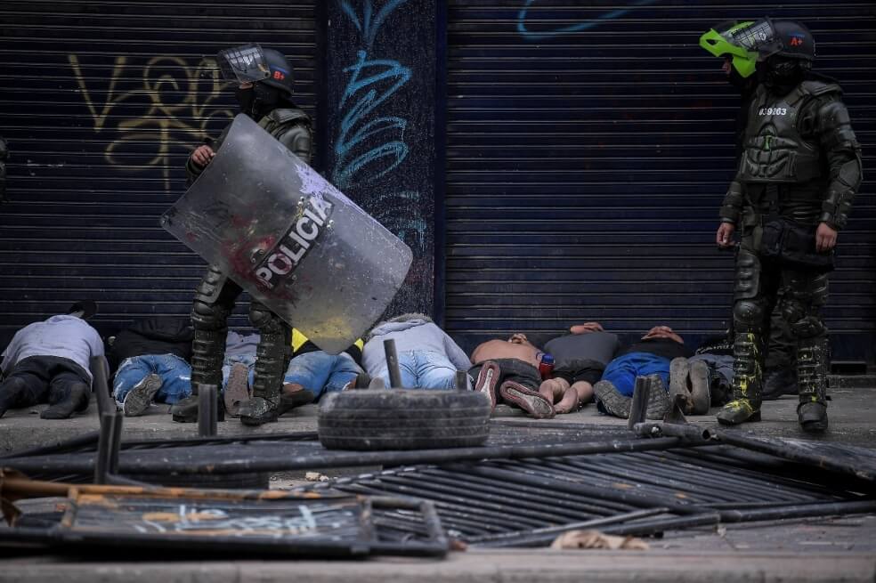 ¿Qué hacen estas personas saliendo de los carros de la policía en pleno toque de queda?. Video
