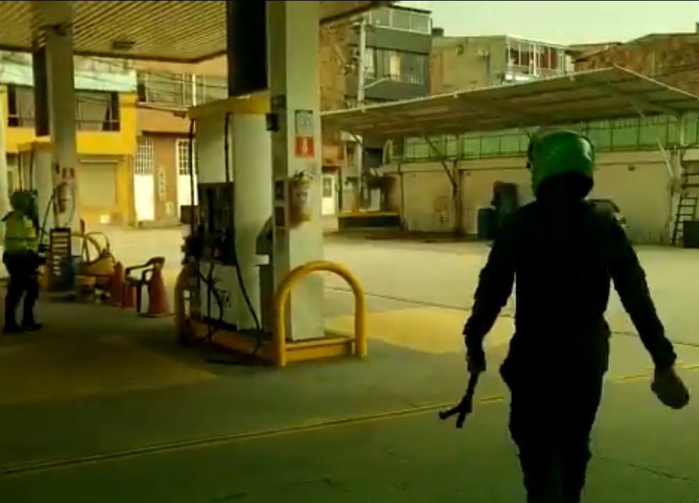 El video que comprueba que la policía también tira piedra