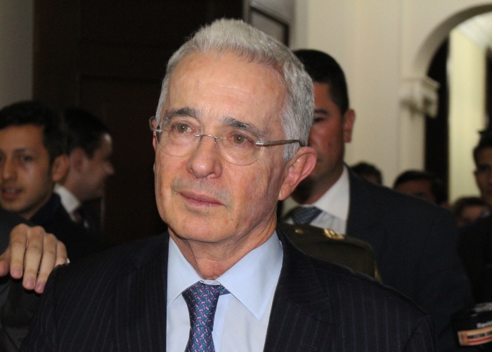 La gente de fiesta en la calle y él sin Twitter: el día más triste de Uribe