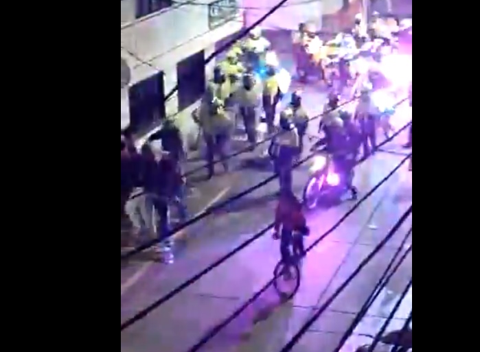Vandalismo policial:  rompen vidrios de los que hacían cacerolazo en el Sur de Bogotá. Video