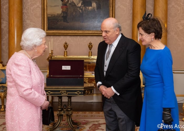 Finalmente la Reina Isabel recibió las credenciales del embajador Ardila
