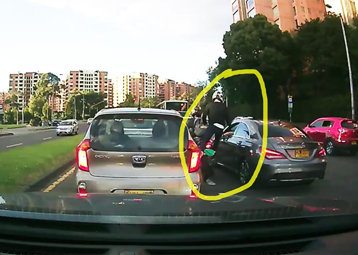 [VIDEO] En 25 segundos motociclista armado atraca carro de alta gama en Bogotá