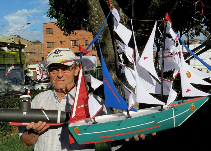 El hombre que fabrica barcos en Cali