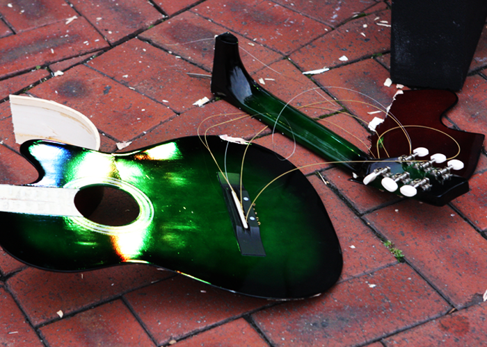 La pobreza vista desde un hombre y su guitarra rota