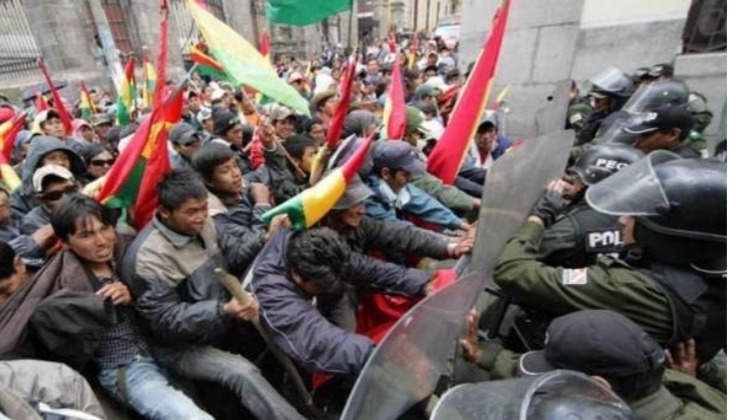 Todos bailan sobre la cubierta del Titanic