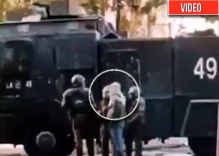 El video que muestra como la policía se infiltra y se encapucha en las manifestaciones
