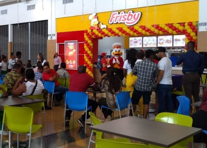 Se burlan de las filas en el Frisby de Quibdó, pero olvidan el caos en Bogotá con Starbucks y Miniso