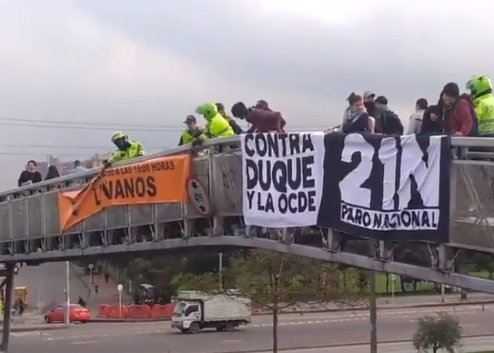 INSÓLITO: Policías se equivocan retirando aviso vial en lugar de invitación al paro