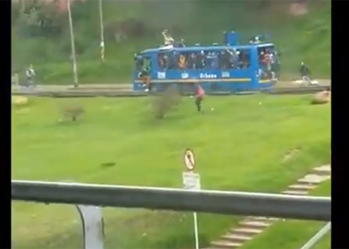 [VIDEO] Roban bus de SITP y lo convierten en tanqueta