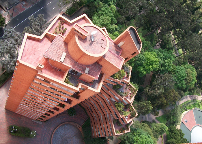 La polémica que desató el cambio de ascensores en las Torres del Parque