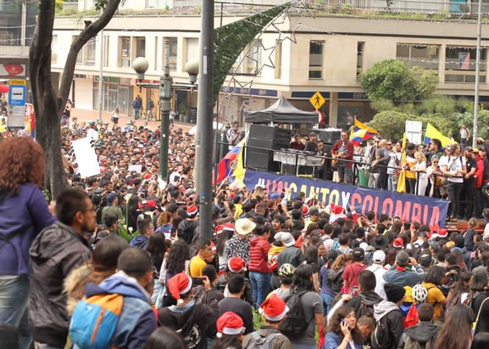 Miles de personas acompañan el canto por Colombia