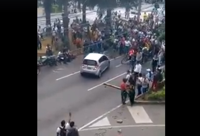 El carro que atropelló a manifestantes en Cali. Video