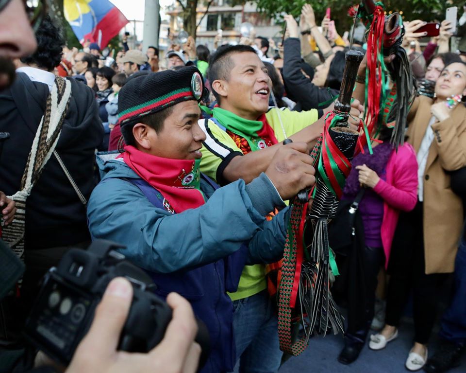 Bogotanos acogen a la Guardia Indígena y su cacerolazo latinoamericano