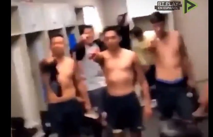 Los futbolistas que se burlan del himno feminista 