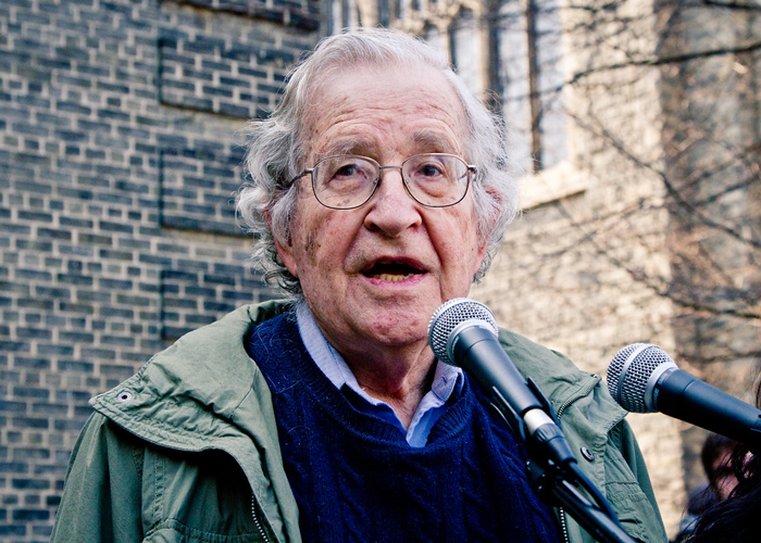 Noam Chomsky y las diez estrategias de manipulación de los medios: una crítica al poder