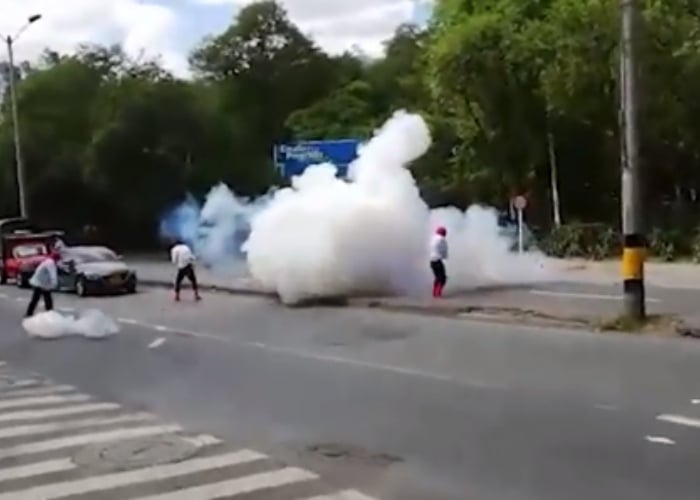 VIDEO: Momento exacto en que papa bomba se le estalla en la mano a encapuchado