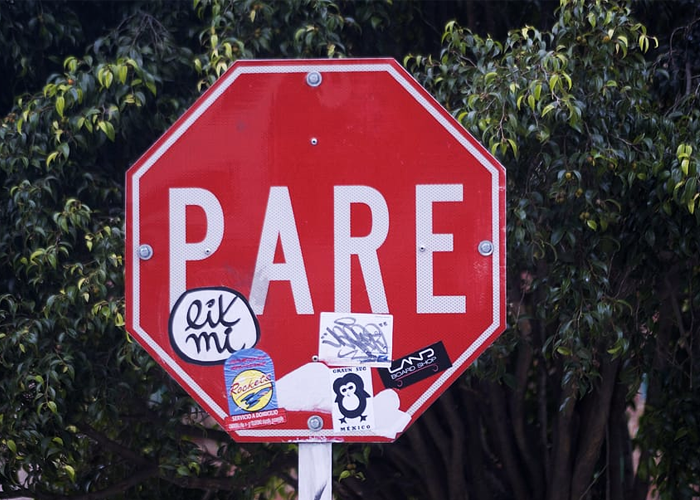 Pare, una señal que debería evitar la sangre y el dolor