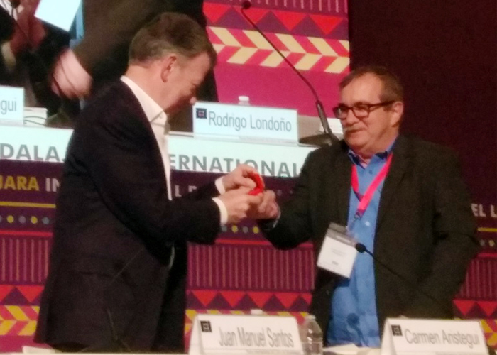 El reencuentro de Santos y Timochenko en la Feria del Libro de Guadalajara