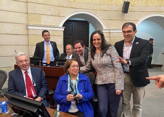 Aída Avella rechaza la mano tendida de Uribe