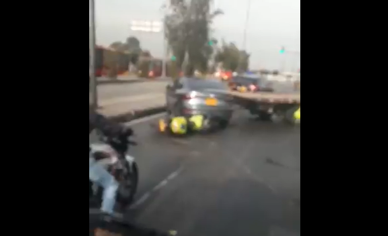 Se quiso fugar y terminó con la moto de la policía debajo de las llantas.Video
