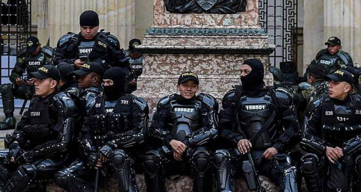  - La golpiza que le dio el Esmad a un grupo de bogotanos que simplemente caminaban. Video