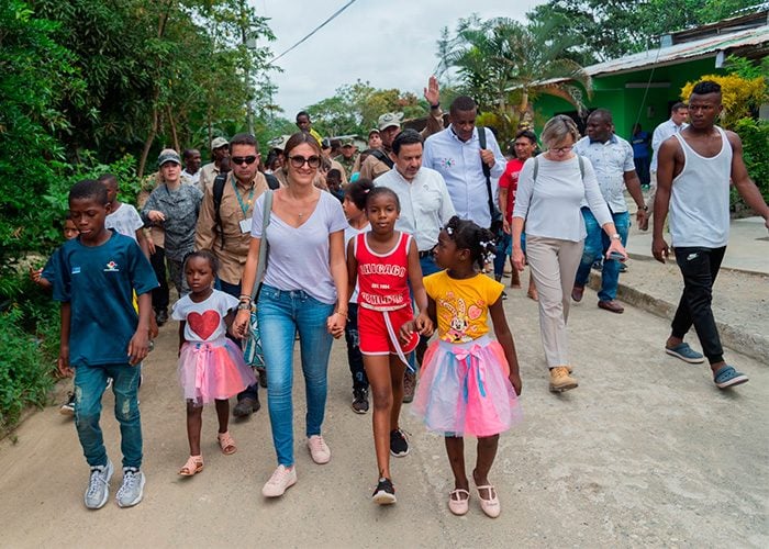 María Paula Correa, jefe de gabinete, dando un recorrido por las calles de Bojayá con las niñas.