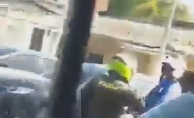 Policia que iba en contravía, amenazó con su arma a agente de tránsito. Video