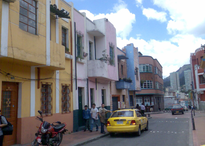 La aventura de caminar por calles colombianas