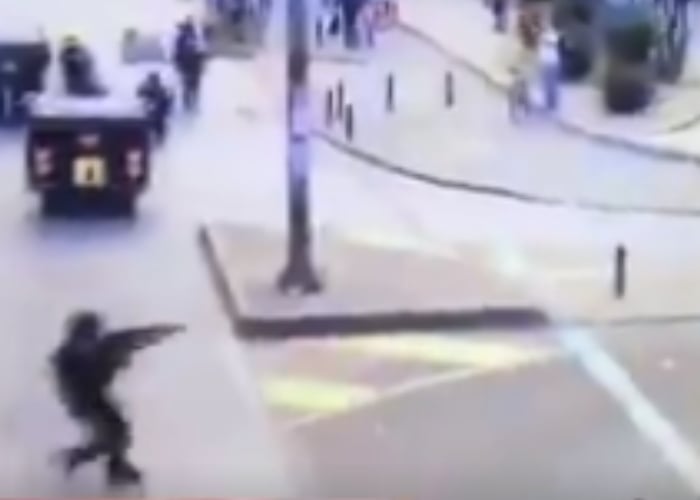 VIDEO: Sorprenden a otro agente del ESMAD disparando a quemarropa