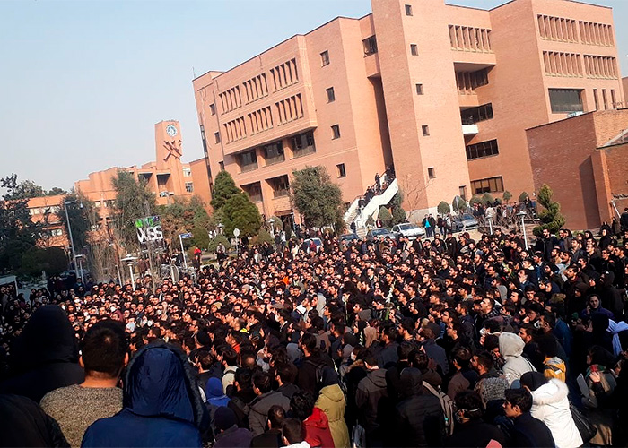 Los jóvenes iraníes se rebelan contra el régimen por tumbar el avión ucraniano