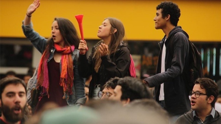 Pelando el cobre. #ColombianosConformistas