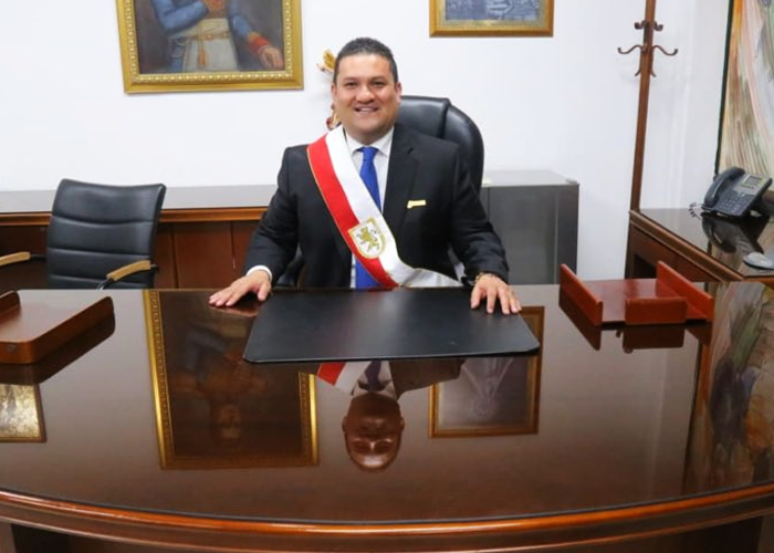 Bajo la lluvia, el nuevo alcalde Rionegro encendió la llama de su gobierno