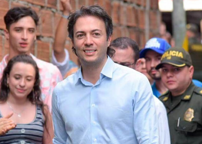 Cae estrepitosamente aprobación de alcalde de Medellín